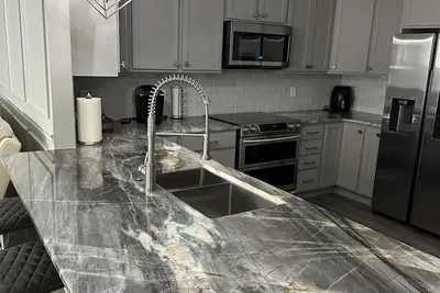 Image de Charming 2-Bedroom Luxury Condo in the heart of Canton