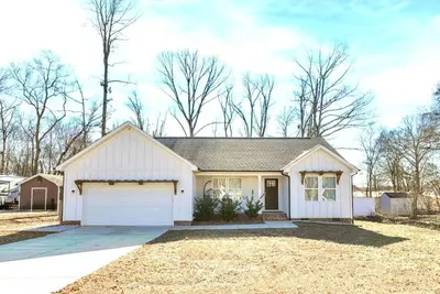 Image de 1 story fenced backyard mins from  Uncc & speedway