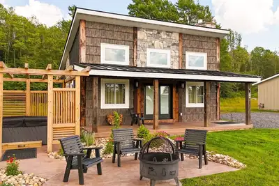 Image de Two-Bed, Modern Luxury w Hot Tub