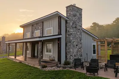 Image de Cabin 8 Two Bed Modern Luxury w Hot Tub