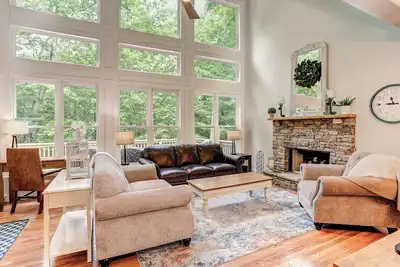 Image de New: Cabin in Big Canoe. Waterfall hike, View, Games, Pet friendly