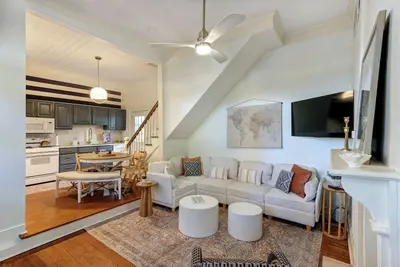 Image de Free Parking at this historical home in the heart of downtown & outdoor patio.