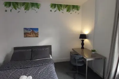 Image de 9mins to O2 Arena | Cozy Haven - Two Bedroom House Manchester |    Long Stays