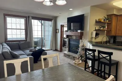 Image de Ski-in/Ski out 2-bedroom family-friendly condo in peaceful Granby with WiFi