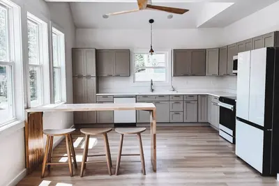 Image de Cozy Charlestown Getaway - Steps from the Water with a Kayak, & Paddleboards.