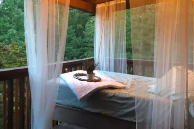 Image de Mt. view 3-bedroom cabin close to attractions w/ WiFi, new Hot Tub, hanging bed