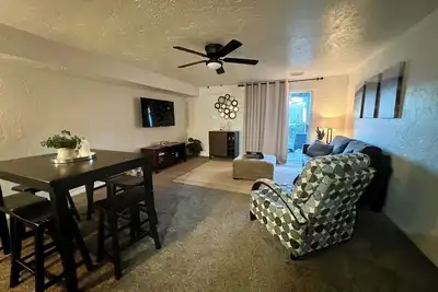 Charming 2-bedroom townhome in Eagle with WiFi, Ac. Walk to downtown Eagle!