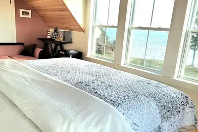 Image de A waterfront bed & breakfast that will have you waken to mesmerizing views.