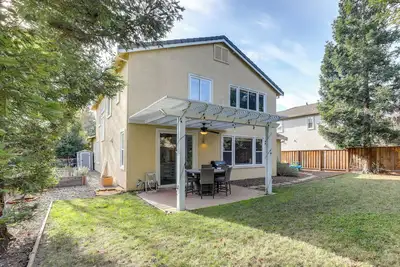 Image de 4 Mi to Uc Davis: Updated Family Home!