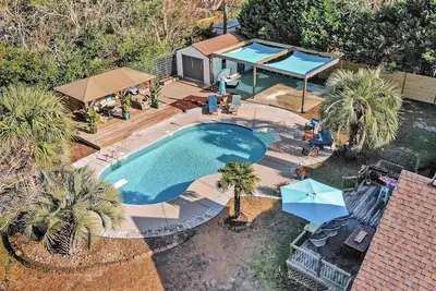 Image de 4 bedroom 3 bath with tranquil saltwater pool oasis! Sleeps up to 12