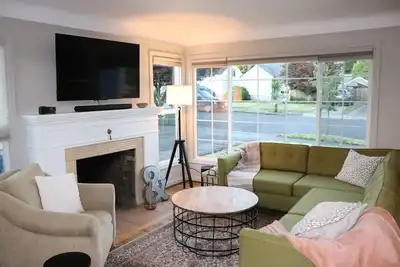 Image de Mid-century 5-bedroom house in lovely Downtown Vancouver with WiFi, Ac