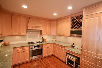 Image de Location, Location, Location! 3 Bedroom Home -- Walk to ski slopes!