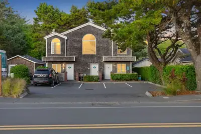 Image de Beaches Inn Fourplex Group Getaway: Walk to Beach| Dog-Friendly