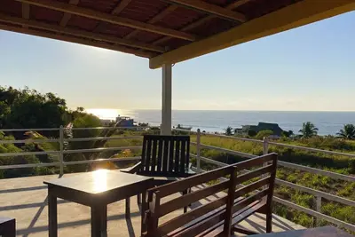 Image de Spacious & Sunny Beachside Oasis Stunning Views