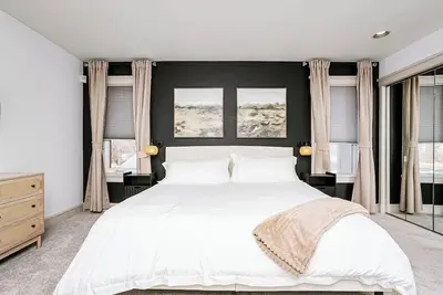 Image de Chic Central 4bdrm Home-King Bed-AirHockey-Mins Dt