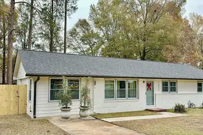 Image de Downtown Perry Cozy 4-bedroom house with fenced backyard