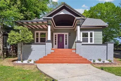 Image de Beautiful 1920s restoration home in Atlanta - King Suite and private parking