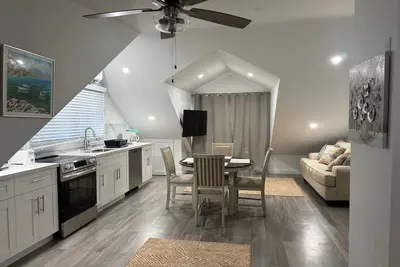 Nassau Hideaway: Steps away from the beach, Down Town, Cable Beach, Pi & more.