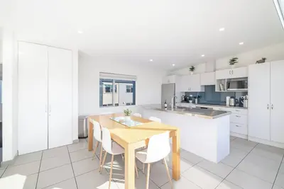 Image de Large townhouse. Double garage plus additional parking. Full kitchen and dining.