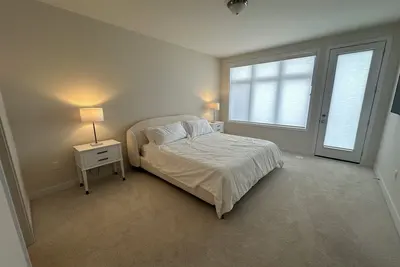 Image de Executive Townhouse Oakville, this stylish new home is perfect for group trips.