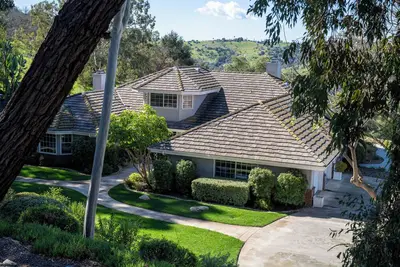 Image de Working Avocado Grove: Spacious 4-bedroom with Pool, Spa & Pickleball Court