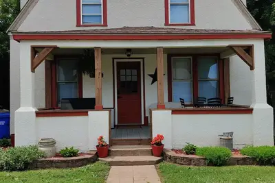 Lower unit of a two-story duplex w/two bedrooms in Somerset with WiFi, Ac