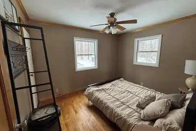Image de 3-bedroom cottage in charming McMillan with WiFi in the East Lake Community