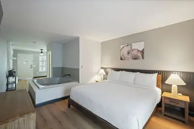 New King Suite Getaway: Fireplace & Jacuzzi