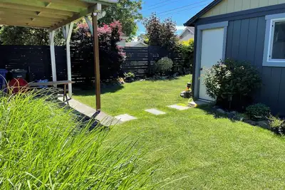 Image de Cozy 1920's Bungalow in Tacoma with Sauna, Wood Fireplace, Chef's Kitchen