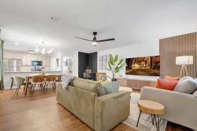 Image de Stylish Mid-century Modern 3-bedroom 2. 5 bath townhome in awesome Tallahassee
