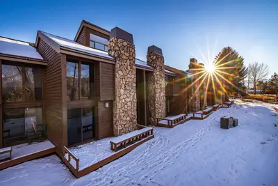 Image de Comfortable townhome with amazing views, private sauna, fireplace, deck & Wifi