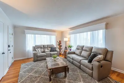 Image de Sleeps 8. Quiet village street. Historic Ripley Oh