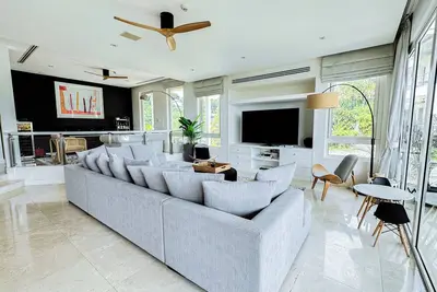 Image de Luxurious 3 Bedroom Penthouse Condo/Apartment