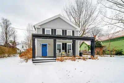 Image de 2 Mi to Lake Erie: Westfield Retreat w/ Deck!