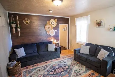 Image de The Red Door Wanderer’s Nest - A Historical 1920's Downtown Gem - Pet Friendly