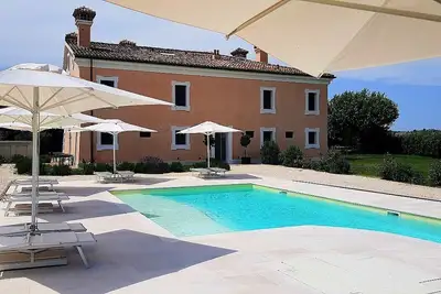 Image de Casa Mortella C: A graceful two-story apartment that is part of an ancient manor house, with Free Wi-Fi.