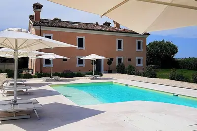 Image de Casa Mortella F: A graceful two-story apartment that is part of an ancient manor house, with Free Wi-Fi.