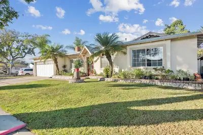 Image de Charming 4-bedroom house with WiFi & Hot Tub in Anaheim, 1 mile from Disney!