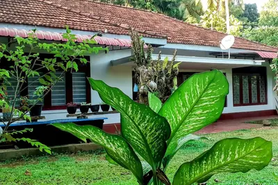 Image de ship house offers easy beach access and nearby train stations.