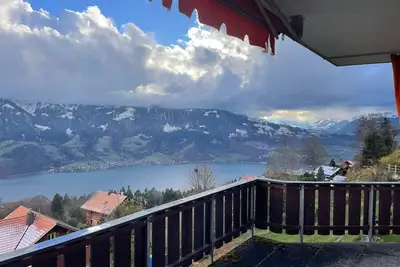 Image de Golden view of the lake and Mountains