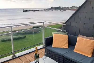 Image de Baigné de soleil, Duplex avec terrasse sur la mer.