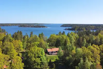 Image de Hus Skärgården – seaside holiday home with sauna & boat in Swedish archipelago