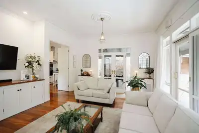 Image de Luxury Retreat: Pool, Fireplace & Parking