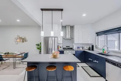 Image de Graydon - Bright, Modern Home w/ King Sized Bed