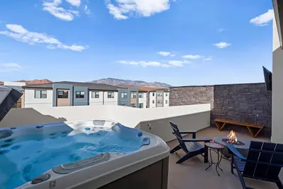 Image de The Desert Haven l Rooftop Hot Tub & Game Room