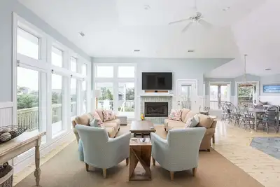New Listing! Semi Ocean Front with Pool & Hot Tub