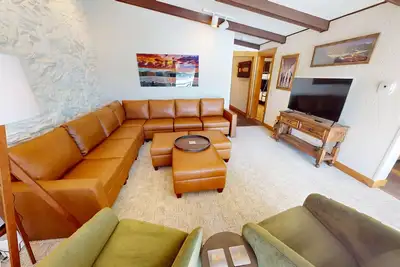 Image de On Lake! Top Floor, Great Views. Big Pool, Hot Tubs. Walk to Concerts, Marina