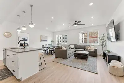 Image de Gateway Getaway #102: Resort Pools, Lazy River, Waterslide + Pickleball