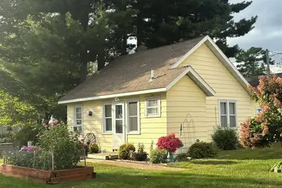 Image de Romantic cottage+Fall hiking, Atv+Fall wine festivals+Views of lake from dock!