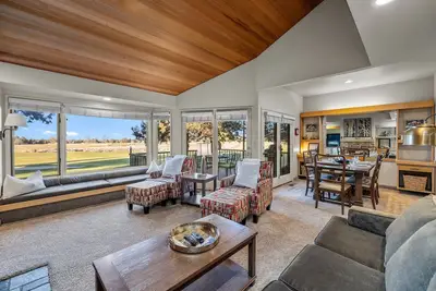 Image de Modern Eagle Crest Condo with Sprawling Golf Course View